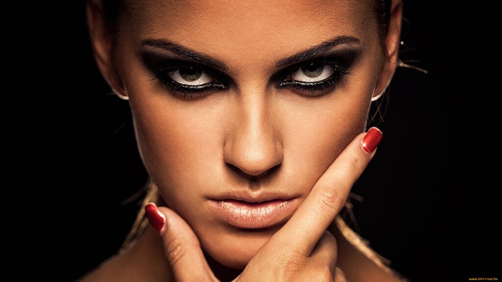 Фото 22 — Строгий черный бикини с геометрическими вырезами