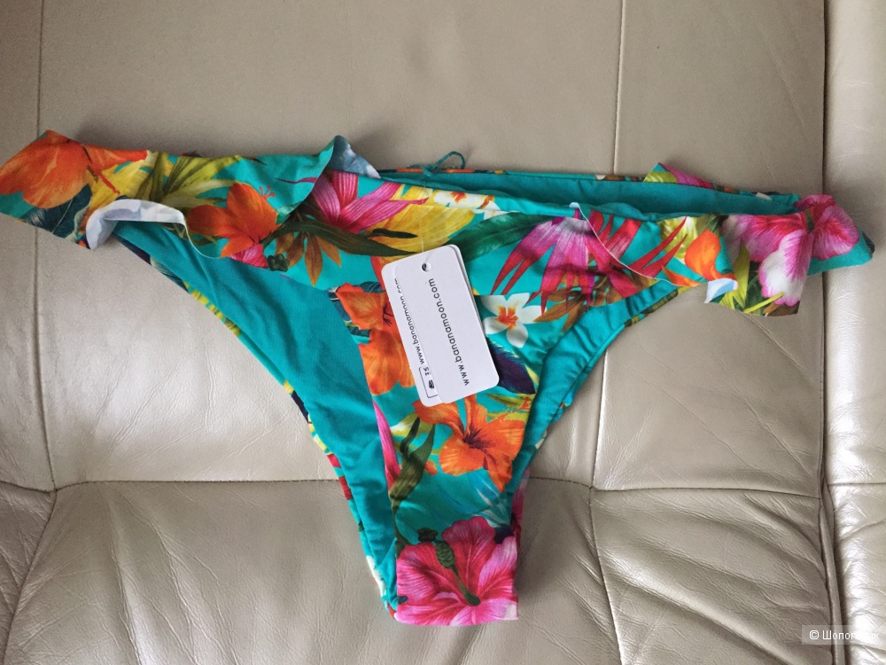 Фото 6 — Раздельный купальник с цветочными аппликациями