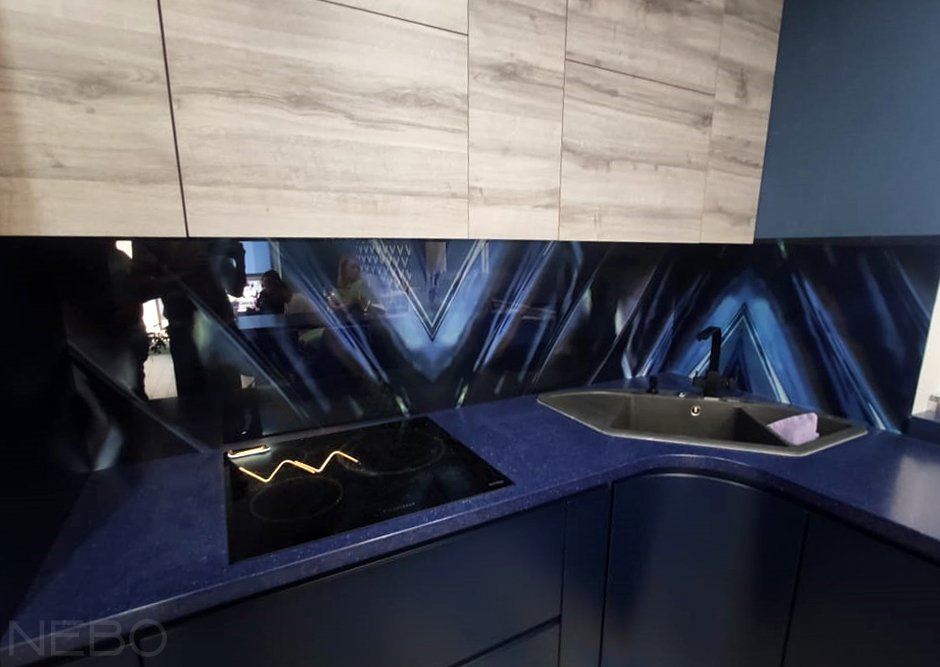 Фото 374 — Бикини с высокой талией и абстрактным принтом